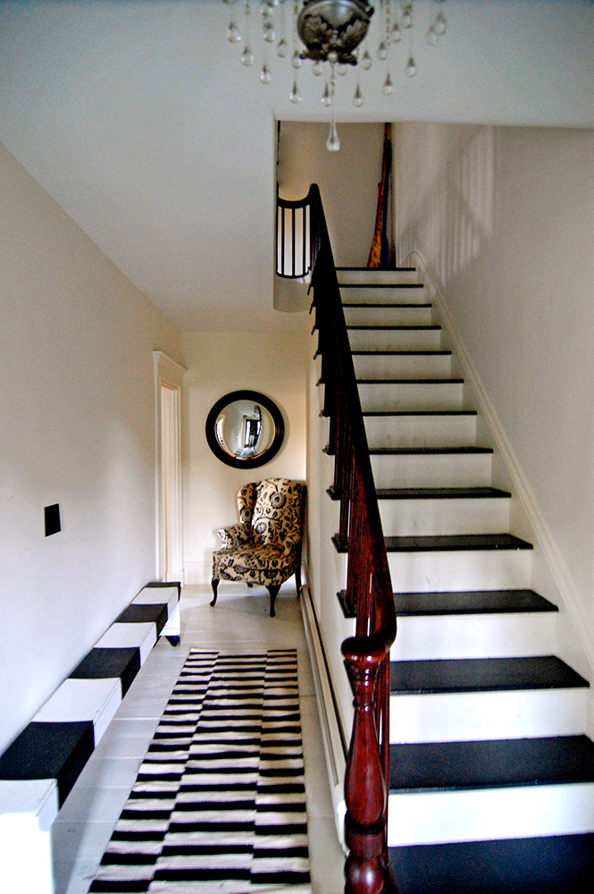 38-Black-and-White-Foyer